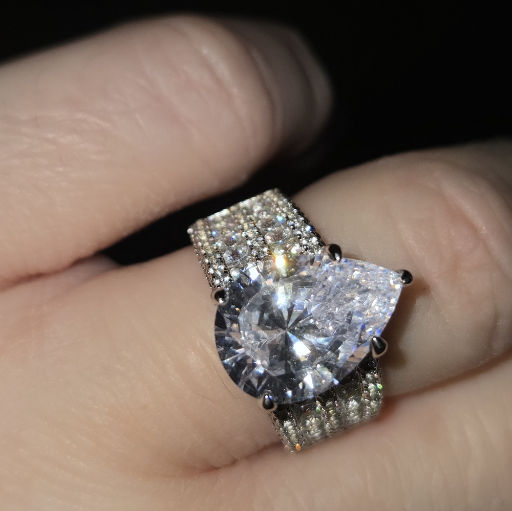 Elegant 925 Silver Pear-Cut Ring